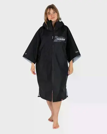 Geprüft Dryrobe Advance Short Sleeve Schwarz Camo Grau Surfshop 24 online - Windsurf, Foil, Wing