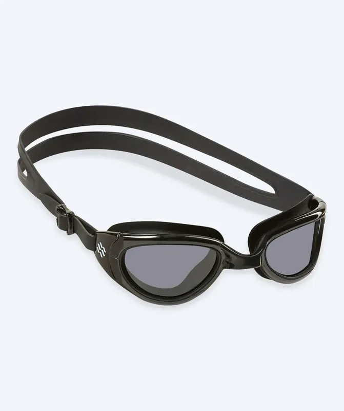 Watery Schwimmbrille für Freizeitschwimmer - Wade Active - Schwarz (Smoke Scheiben) Mega-Angebot